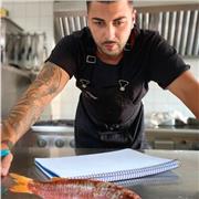 Soy cocinero, con más de 10 años de experiencia y estoy trabajando como profesor de cocina